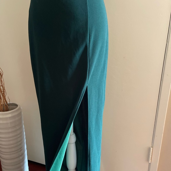 Bridesmaid gown.  Great for any occasion.  Hunter Green.  Size 2 - Picture 6 of 9